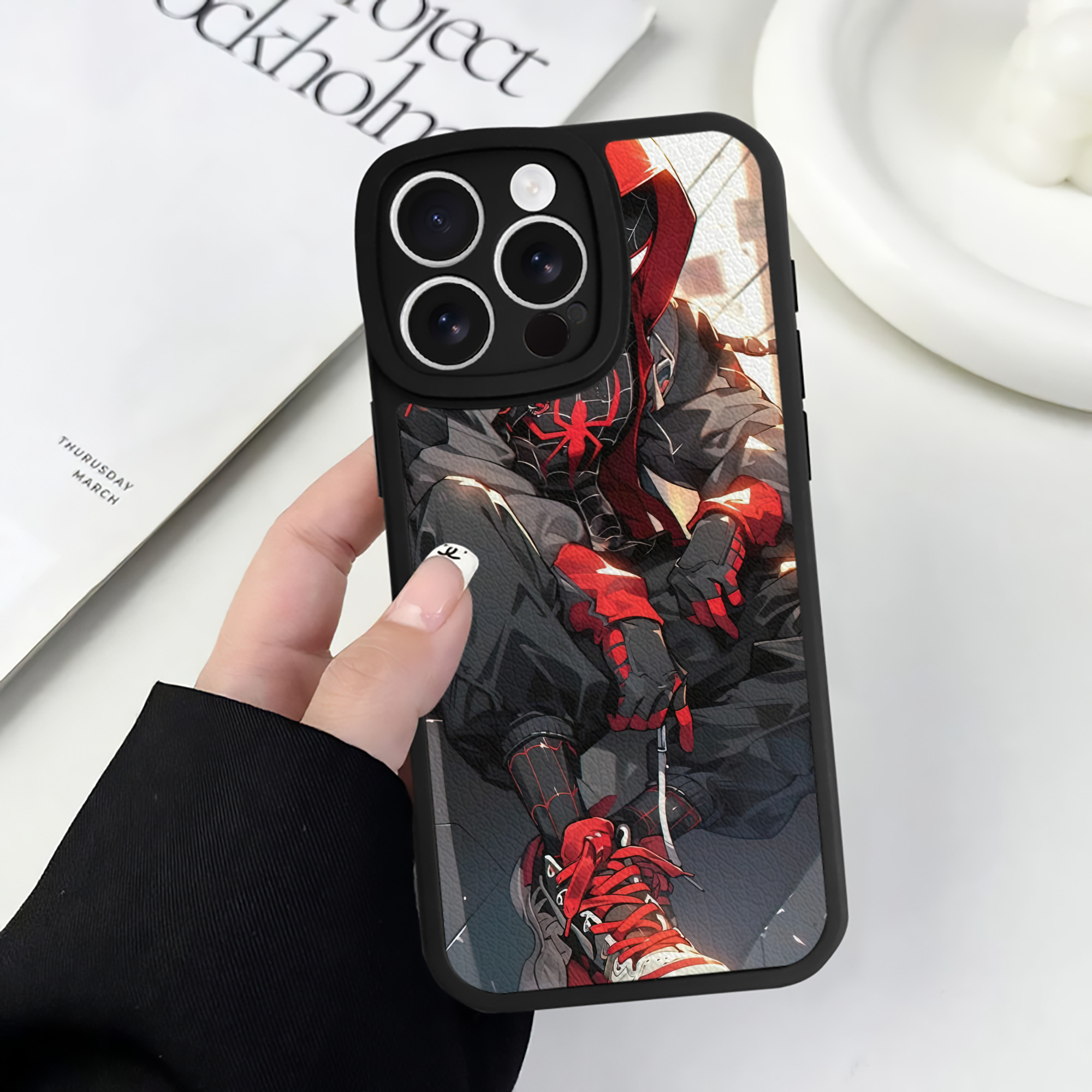 Spider Man スパイダーマン 【iPhone 16シリーズ対応】シリコンスマホケース（レザー調） 材質：シリコン